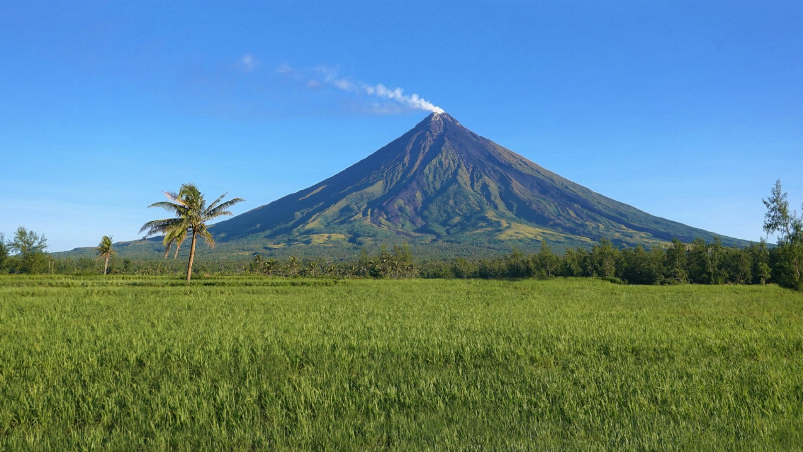 You are currently viewing Mayon Volcano: A Perfect Cone Steeped in Legend and Beauty