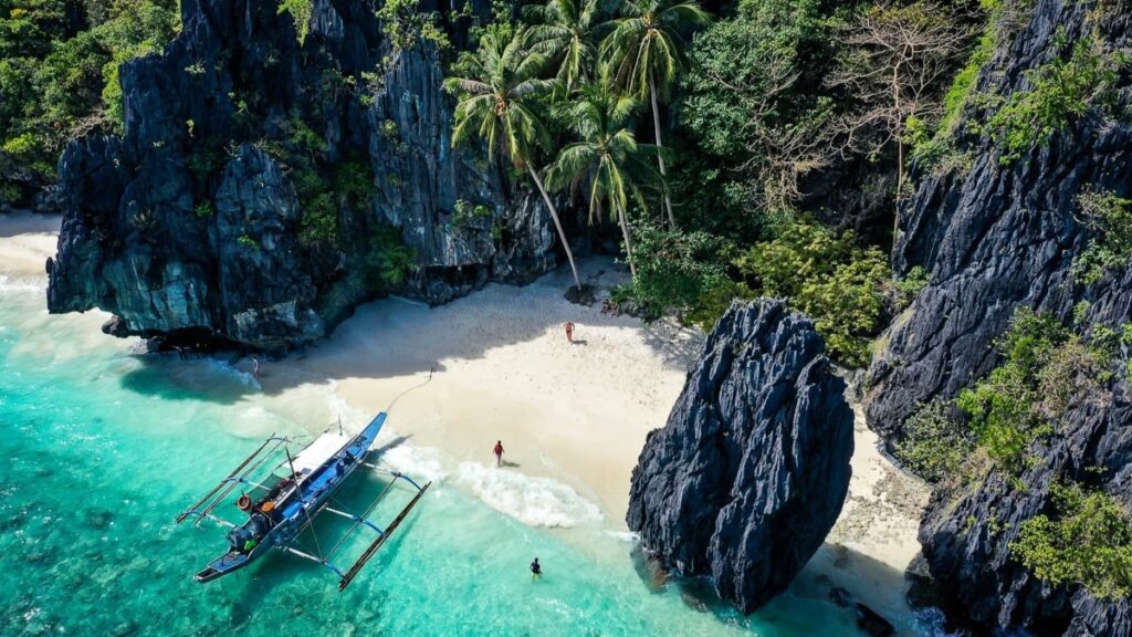 3 day expedition private boat coron to el nido docked at beach