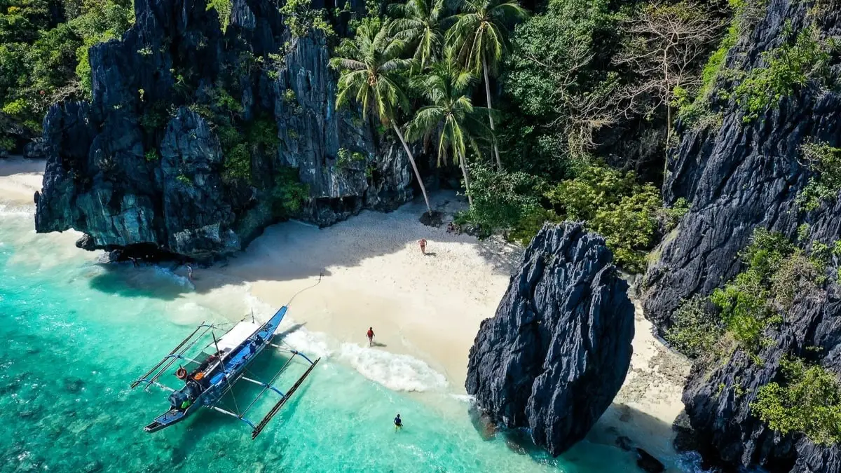 3 day expedition filipino boat coron to el nido docked at beach