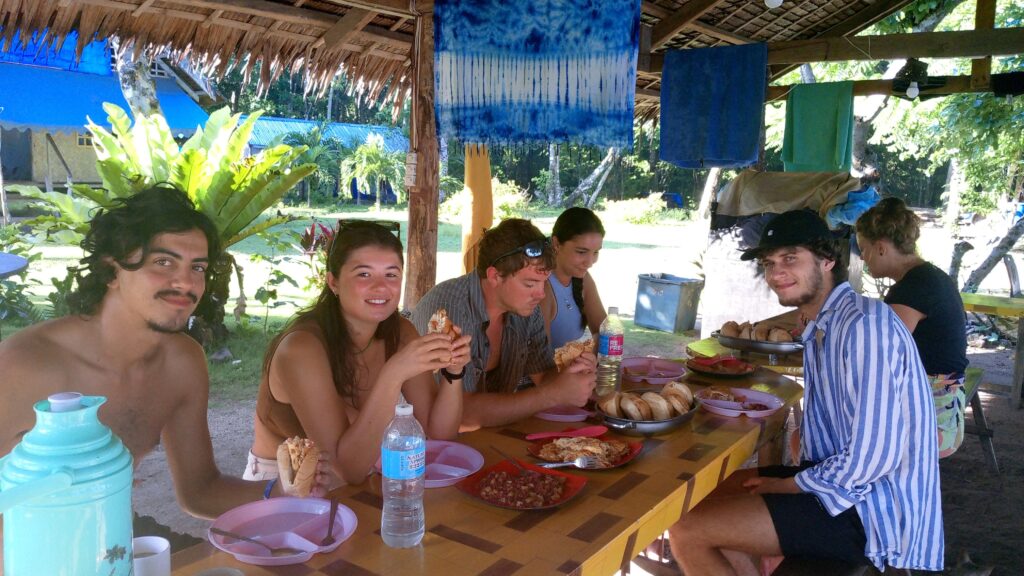 green gecko clients eating meal during the expedition in a sunny day